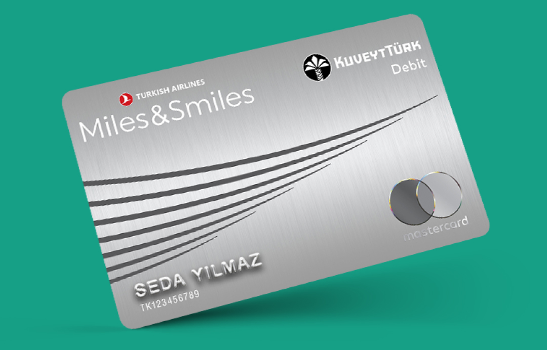 Yeşil arka plan üzerinde çapraz konumlanmış Miles&amp;Smiles Kuveyt Türk Debit Kart