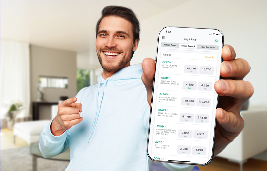 Telefonundan yatırım hesabını gösteren kişi