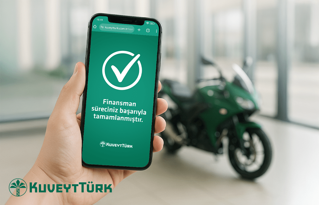Motosiklet finansmanı başvurusunun dijitalde tamamlandığını gösteren bir telefon ve arkasında yeşil motosiklet
