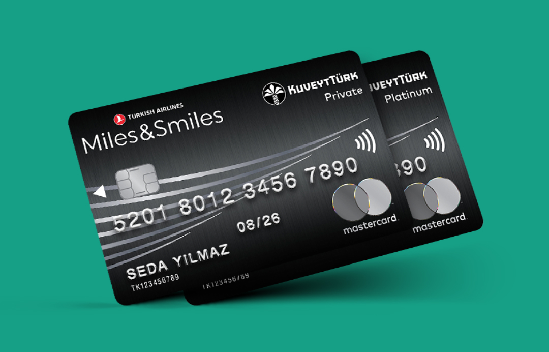 Yeşil arka plan üzerinde çapraz konumlanmış Miles&amp;Smiles Kuveyt Türk Kredi Kartı 