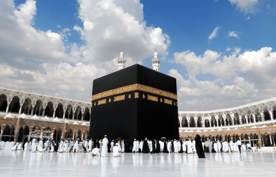 aydınlık bir günde tavaf eden kişilerin de olduğu Kabe 