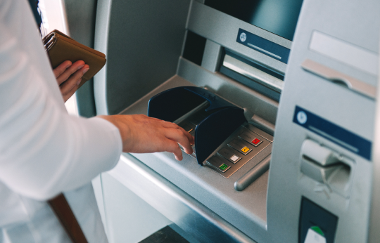 atm de güvenle işlem yapan müşteri