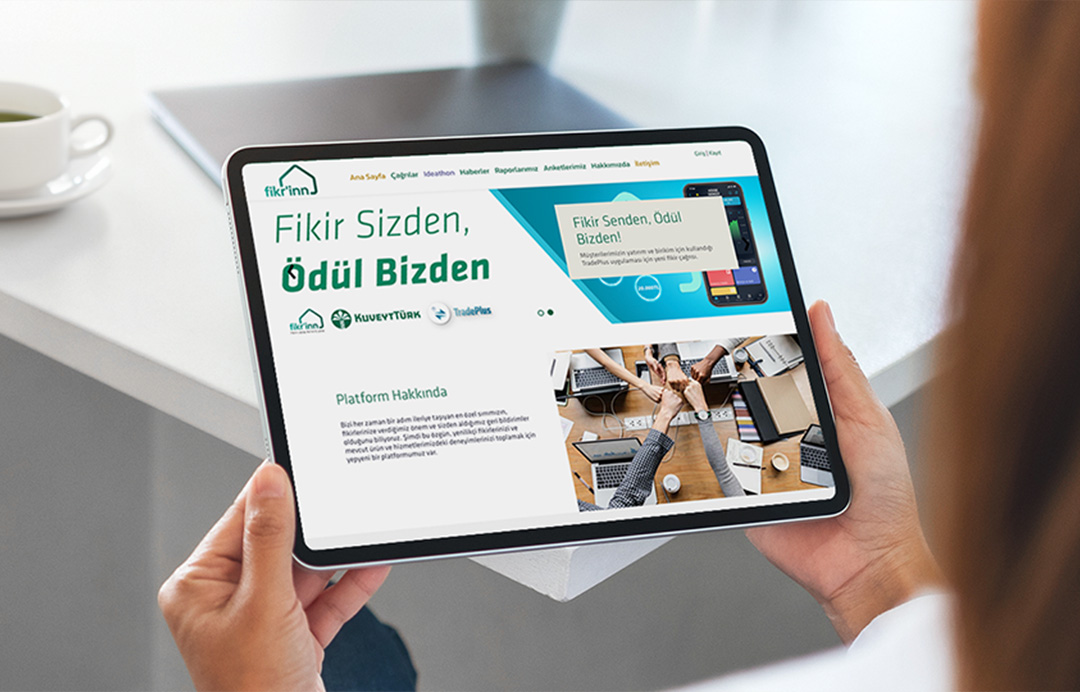 tabletten fikrinn platformuna bakan kişi