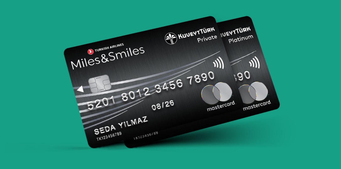 Yeşil arka plan üzerinde çapraz konumlanmış Miles&amp;Smiles Kuveyt Türk Kredi Kartı 