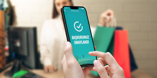 alışveriş sırasında ihtiyaç finansmanı onayını gösteren telefon 