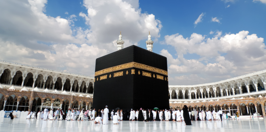 aydınlık bir günde tavaf eden kişilerin de olduğu Kabe 