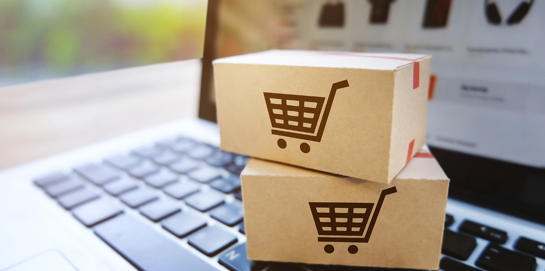 Bilgisayar üzerinde e-ticaret logolu bloklar