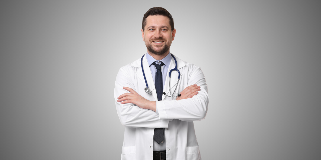 Önlüğü ve stetoskobu olan gülümseyen bir doktor