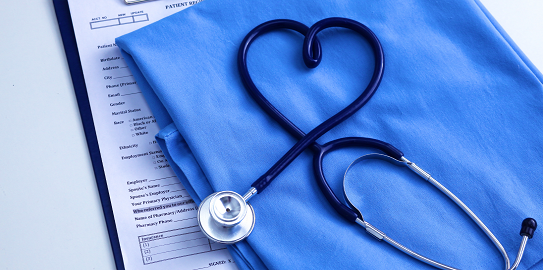 mavi önlük üzerinde kalp şeklinde steteskop