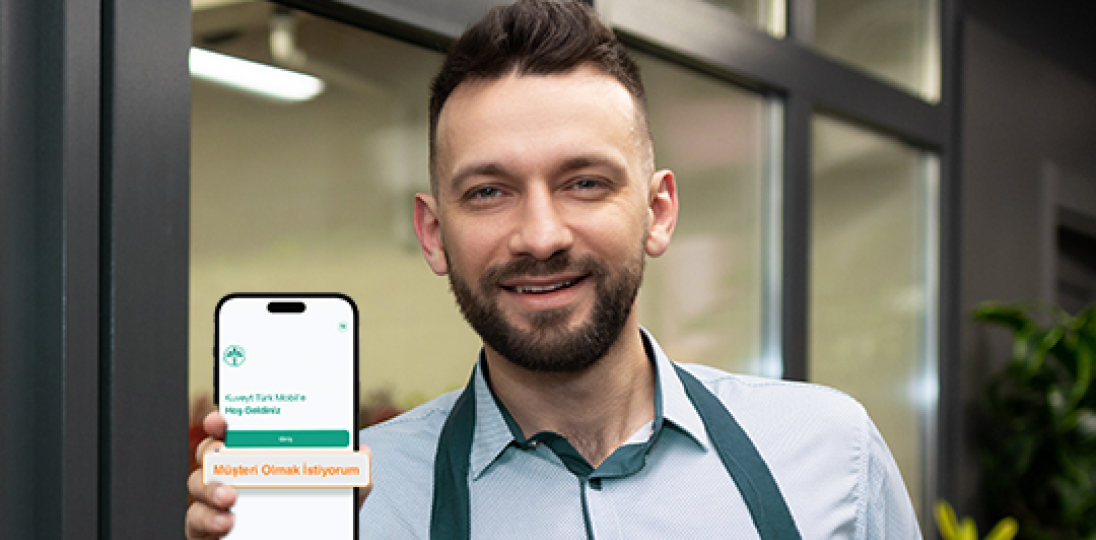 kafe sahibi elinde telefonla Kuveyt Türk Mobil uygulama ekranı