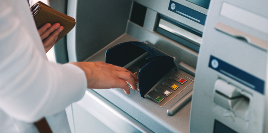 atm de güvenle işlem yapan müşteri