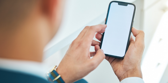 telefon ekranına bakan kişi